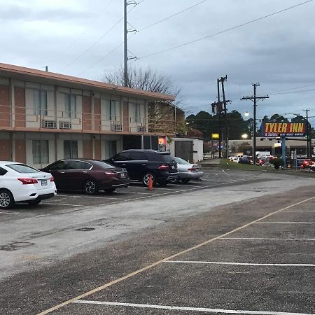 Tyler Inn & Suites Екстериор снимка
