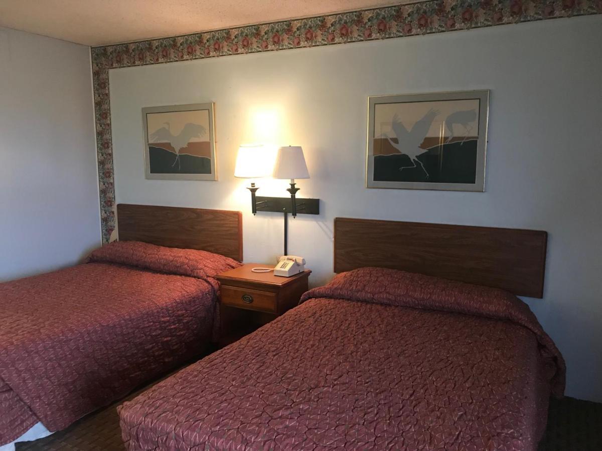 Tyler Inn & Suites Екстериор снимка
