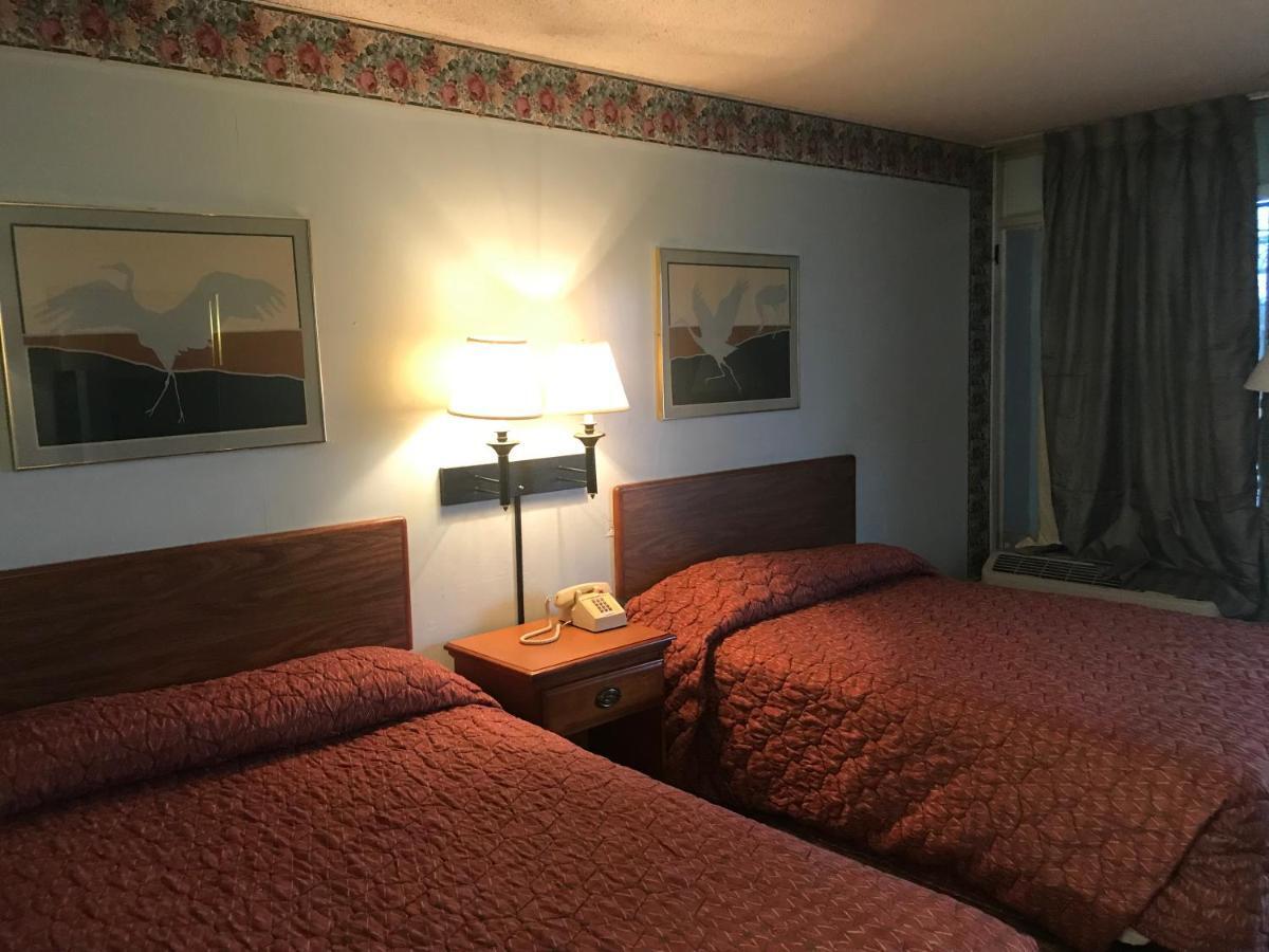 Tyler Inn & Suites Екстериор снимка